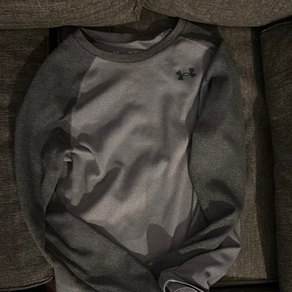 Under Armour YXL youth Gray Long Sleeve Shirt thermal like material